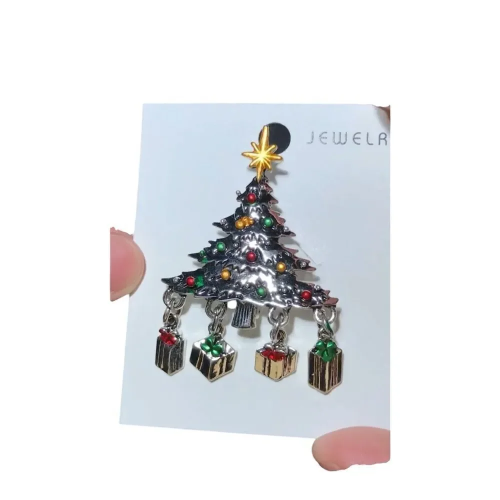 SILVER CHRISTMAS TREE BROOCH WITH PRESENTS UNDERNEATH‎